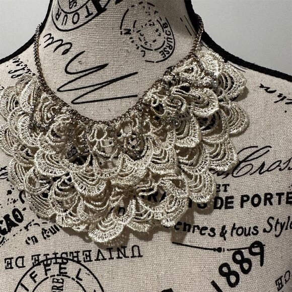 Vintage Style Gold tone Lace Statement Necklace Elegant Evening Wear - Picture 4 of 5